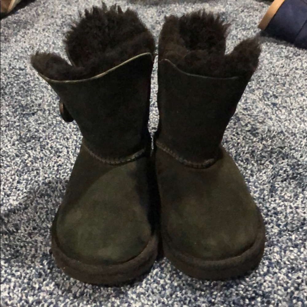 Uggs  Bailey button